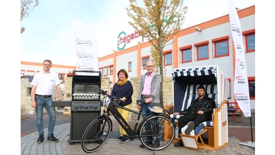 Stephan Leyfeld vom Team des Hagebaucentrum Altenburg übergibt die Preise des Jubiläumsgewinnspiels an Marion Mevert, Michael Rausch und Muhammed Cinar. (Foto: bb)