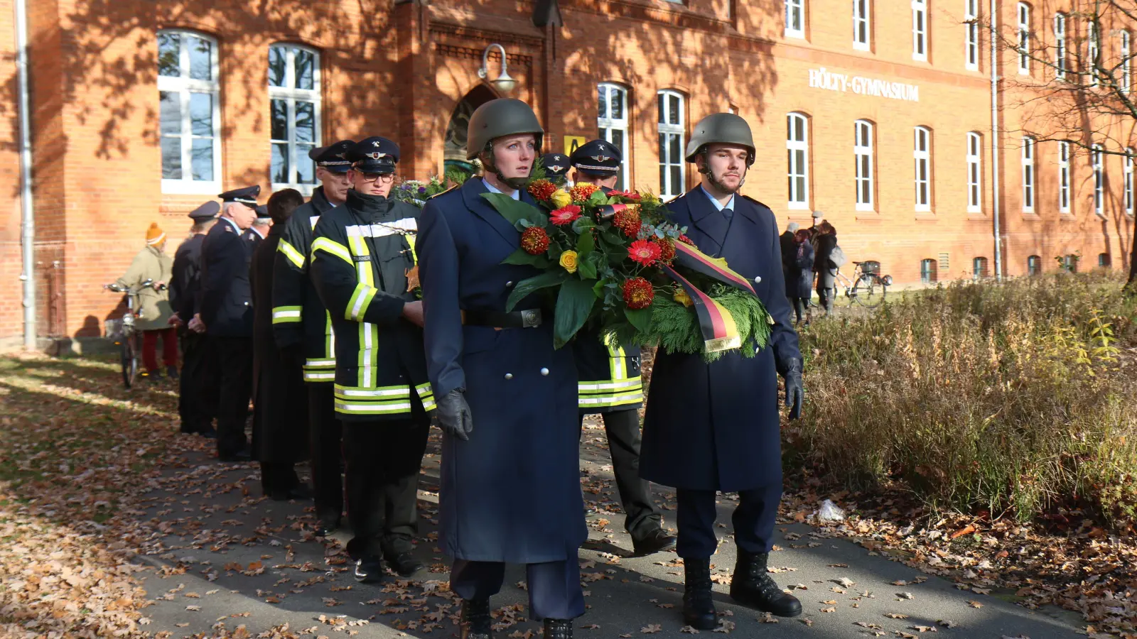 Im Anschluss an die Gedenkstunde: Der Schweigemarsch mit Kranzniederlegung am Ehrenmal in der Hindenburgstraße.