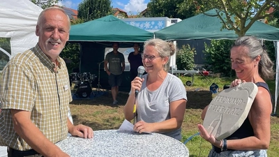 Apelern hat einen neuen Platz: Den „Ferdinand-Exler-Platz“. Eine Auszeichnung für das Engagement des langjährigen Vorsitzenden Ferdinand Exler (li.). (Foto: privat)