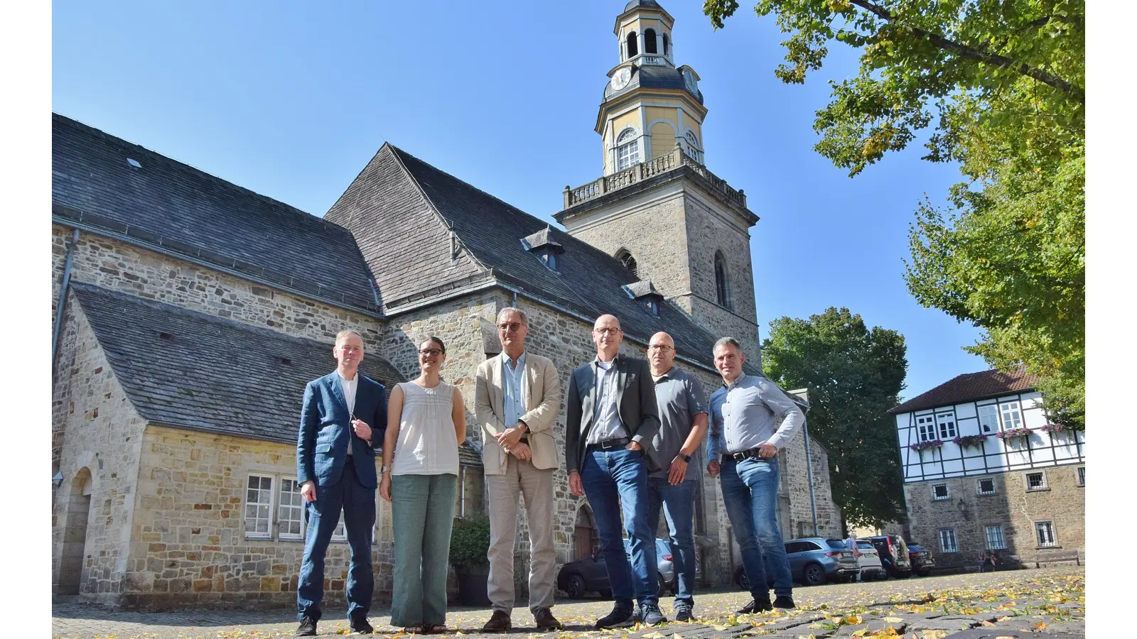 Pastor Dr. Jörg Mosig, Katrin Strube vom Niedersächsischen Amt für Denkmalpflege, Architekt Heinfried Stuve, Stefan Eggert-Edeler vom Bauamt der Stadt Rinteln, Steffen Ganschow vom Niedersächsischen Amt für Denkmalpflege und Superintendent Christian Schefe stellen die geplanten Arbeiten am Nikolai-Turm der Kirche vor. (Foto: ste)