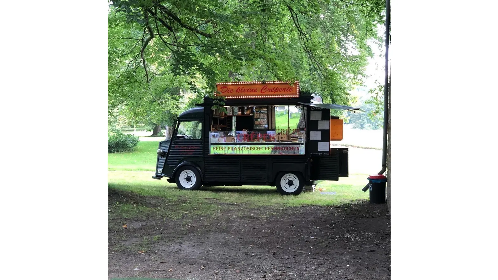 Die „Kleine Crêperie“ wird mit ihrem Oldtimer Food-Truck vor Ort sein. (Foto: em)