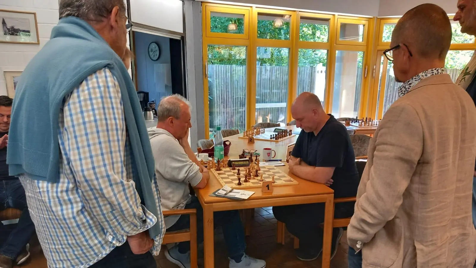 Zuschauer: Wilfried Möhrstedt (li.) und Ludger Wiese (re) beobachten Vereinskollege Frank Kettner Nikolaus am ersten Brett (2.v..re.) bei einer Partie. <br> (Foto: privat)