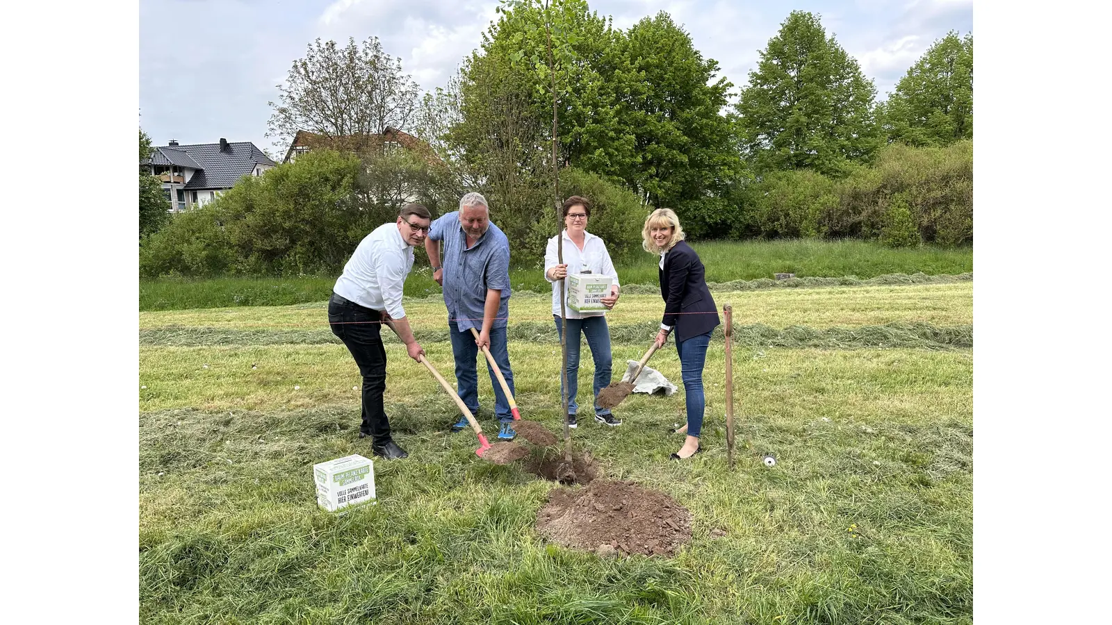 Branko Kozic, Klaus-Ulrich Hartmann, Kordula Gerkensmeier und Bürgermeisterin Andrea Lange gemeinsam für mehr Umweltschutz mit neuen Linden am Weserradweg dank der „Baumpflanzkarte”.  (Foto: ste)