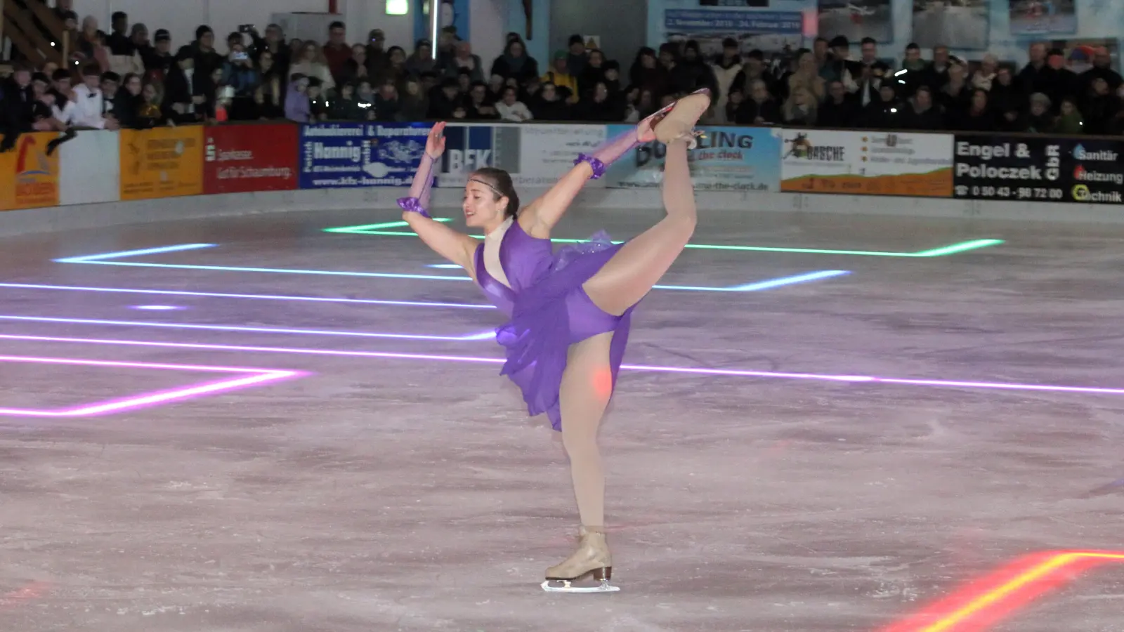 Die Darsteller der Eisrevue ernten begeisterten Applaus. (Foto: bb)