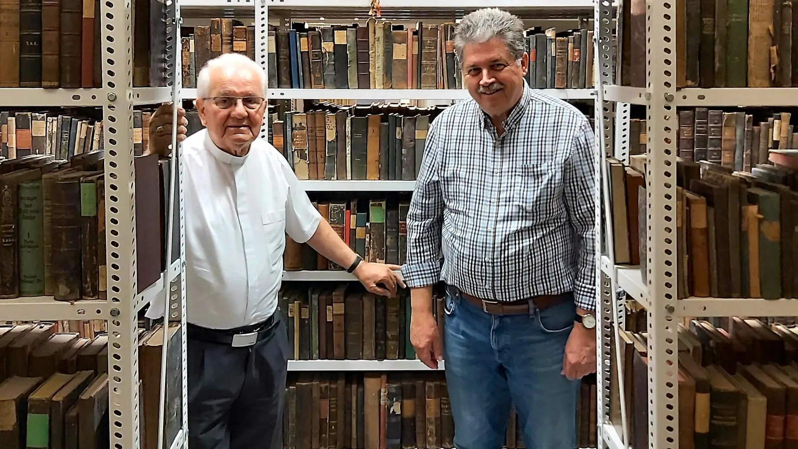 Freude bei Bischof Franjo Komarica (li.) und Winfried Gburek über die wiederbelebte Bibliothek für das Europa-Zentrum. (Foto: privat)