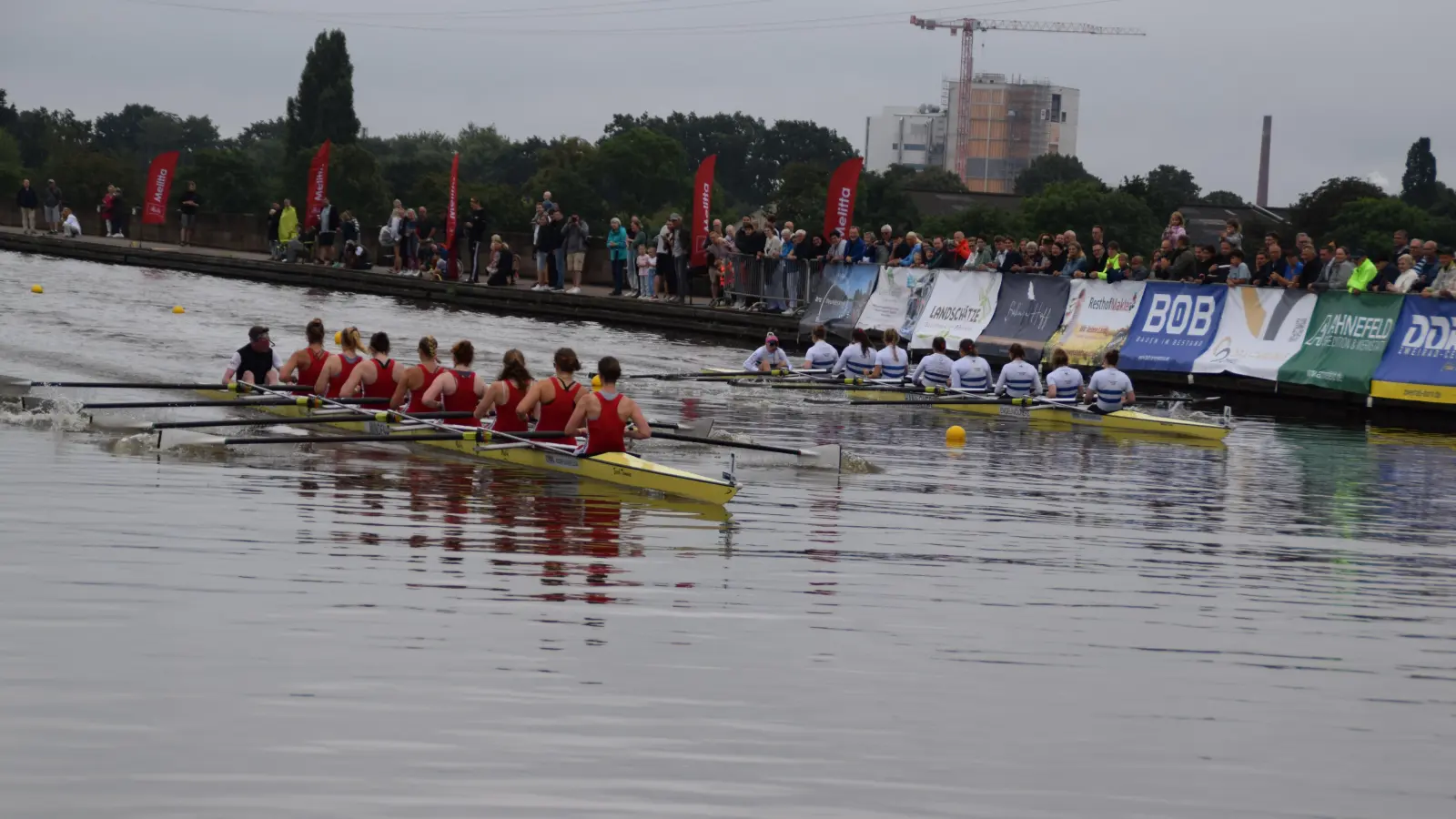 Das Frauen-Team „Melitta Team Red”, knapp vor den Ruderinnen aus hannover.  (Foto: ab)