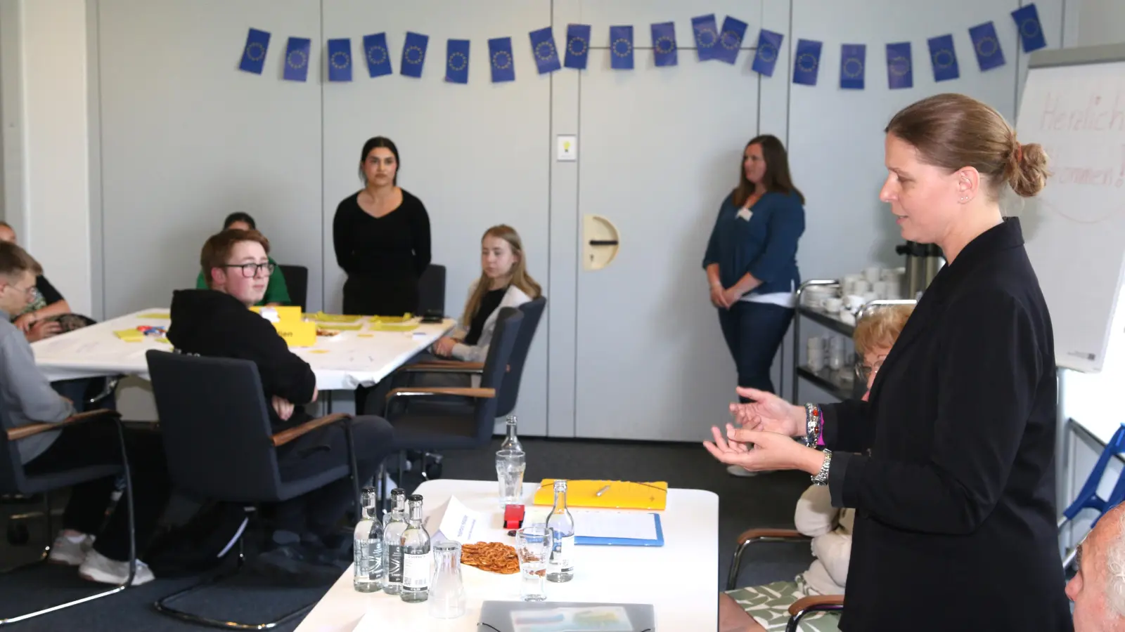 Ministerin Wiebke Osigus beantwortet die Fragen der Stadthäger Schüler. (Foto: bb)