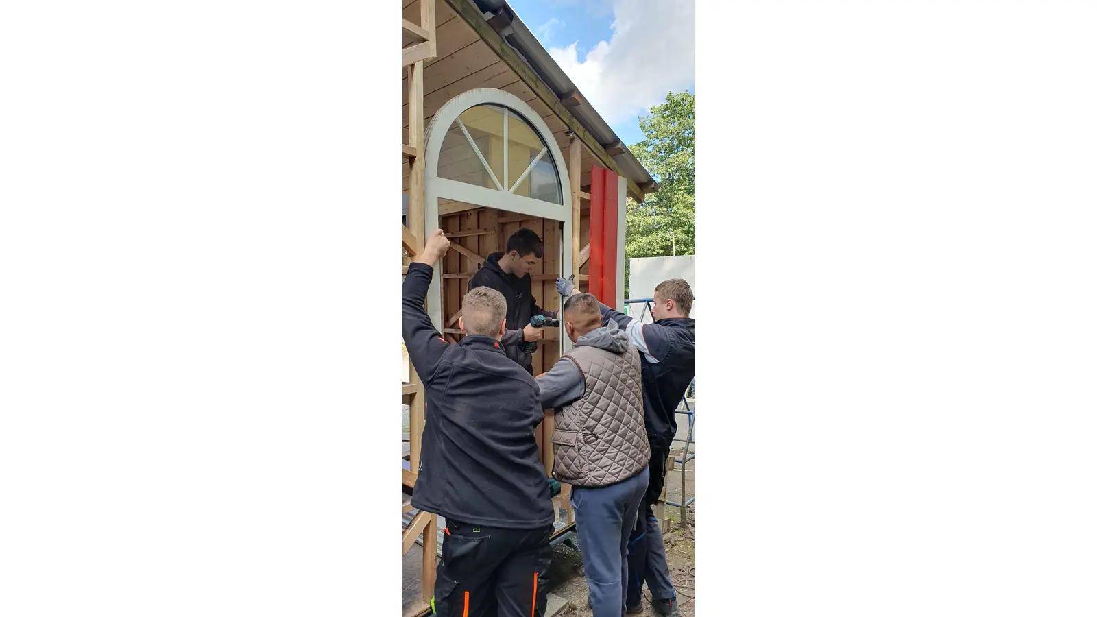 Bauen sich ein fahrbares Tiny-House: Die Jugendlichen des Bau-Hofes.