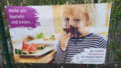 Durch Schmierereien verunstaltet: Ein Banner am Zaun der Kita St. Johannes. (Foto: privat)