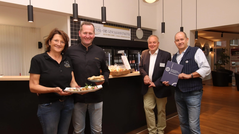 Haben in der TheaterBar neue Konzepte vorgestellt (v.li.): Kerstin und Andreas Schaer sowie Hermann Kasten und Oliver Pohl. (Foto: tau)