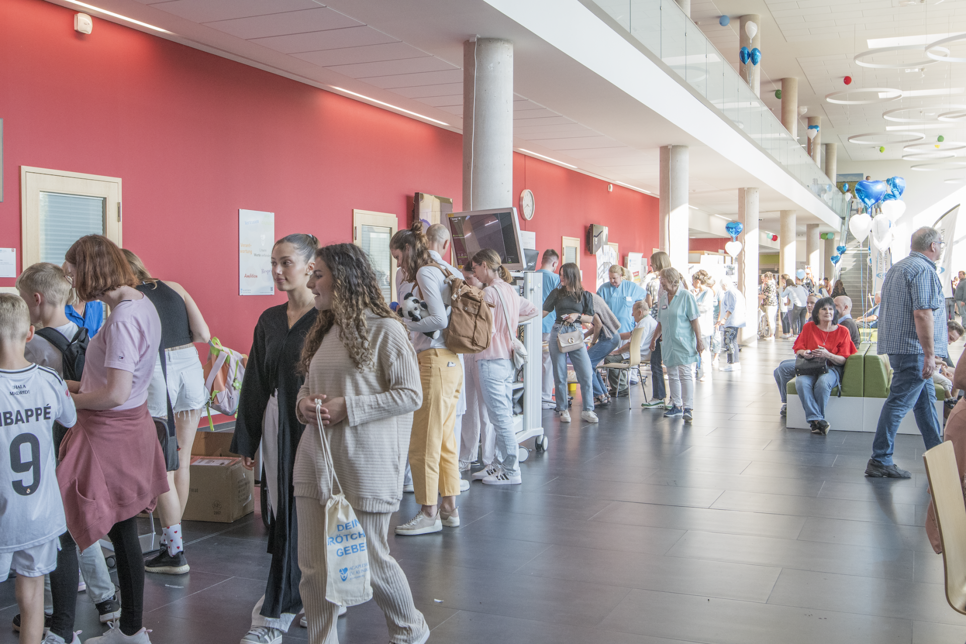 Das Klinikum begrüßte eine Vielzahl an Besuchern, die sich den Tag der offenen Tür nicht entgehen lassen wollten.  (Foto: nd)