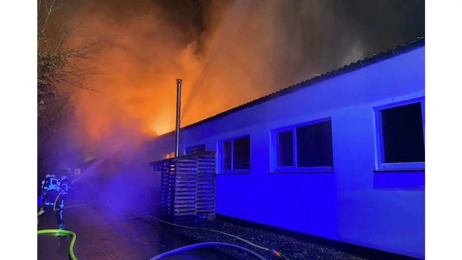 Die Feuerwehr Rinteln unterstützte beim Lagerhallenbrand in Kalldorf. (Foto: Feuerwehr)