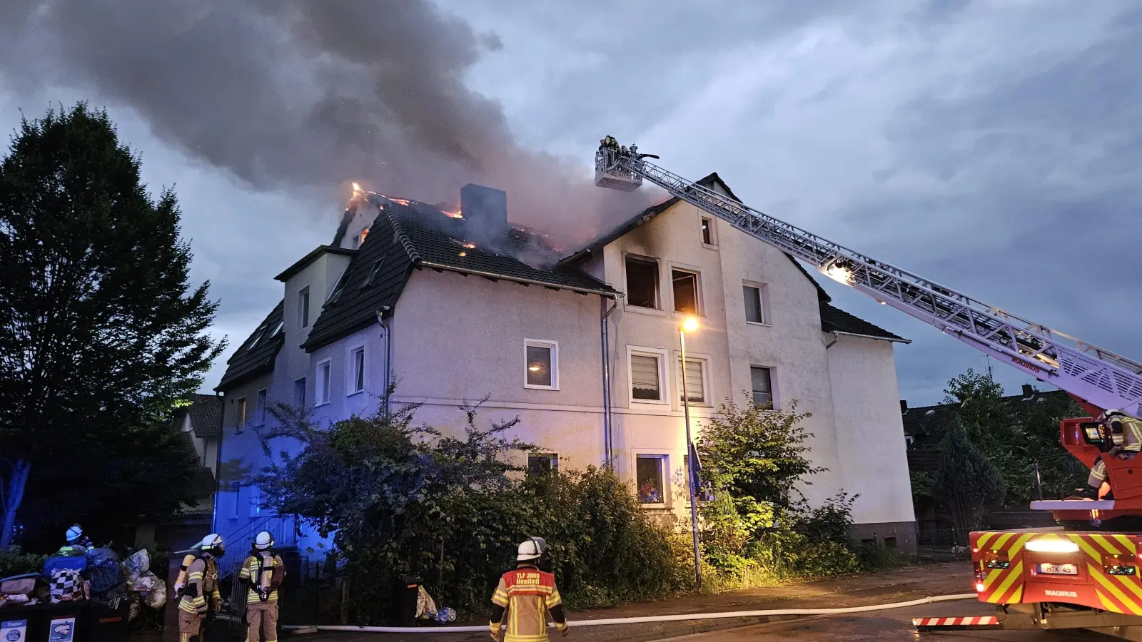 Starke Rauchentwicklung aus dem Dachbereich war deutlich zu erkennen. (Foto: "Quelle: Feuerwehr")