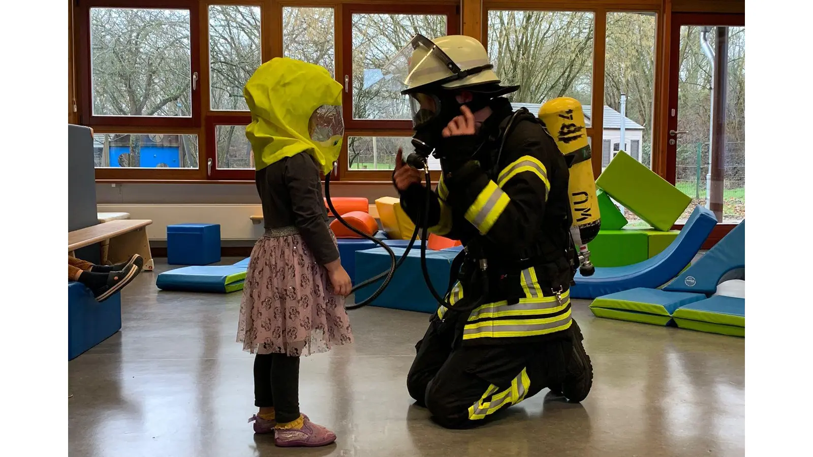 Brandschutzerziehung kann nicht früh genug beginnen: Die Ortswehr Luthe besuchte den Kindergarten „Arche Noah“. 