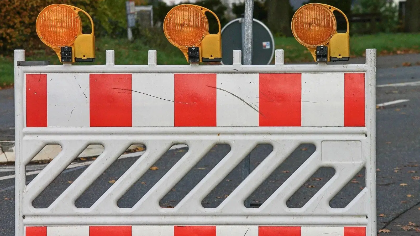 Verringern Baustelle und Barken an der Bahnhofstraße die Einnahmen der ansässigen Geschäfte? (Foto: Archiv)