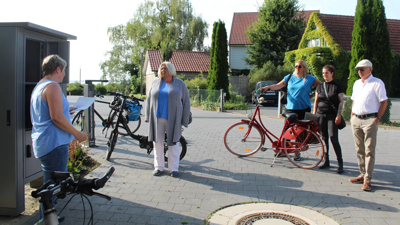 Lassen sich die Fahrradabstellanlage erklären: Ortsbürgermeisterin Christiane Schweer und Mitglieder des Ortsrates.  (Foto: wb)