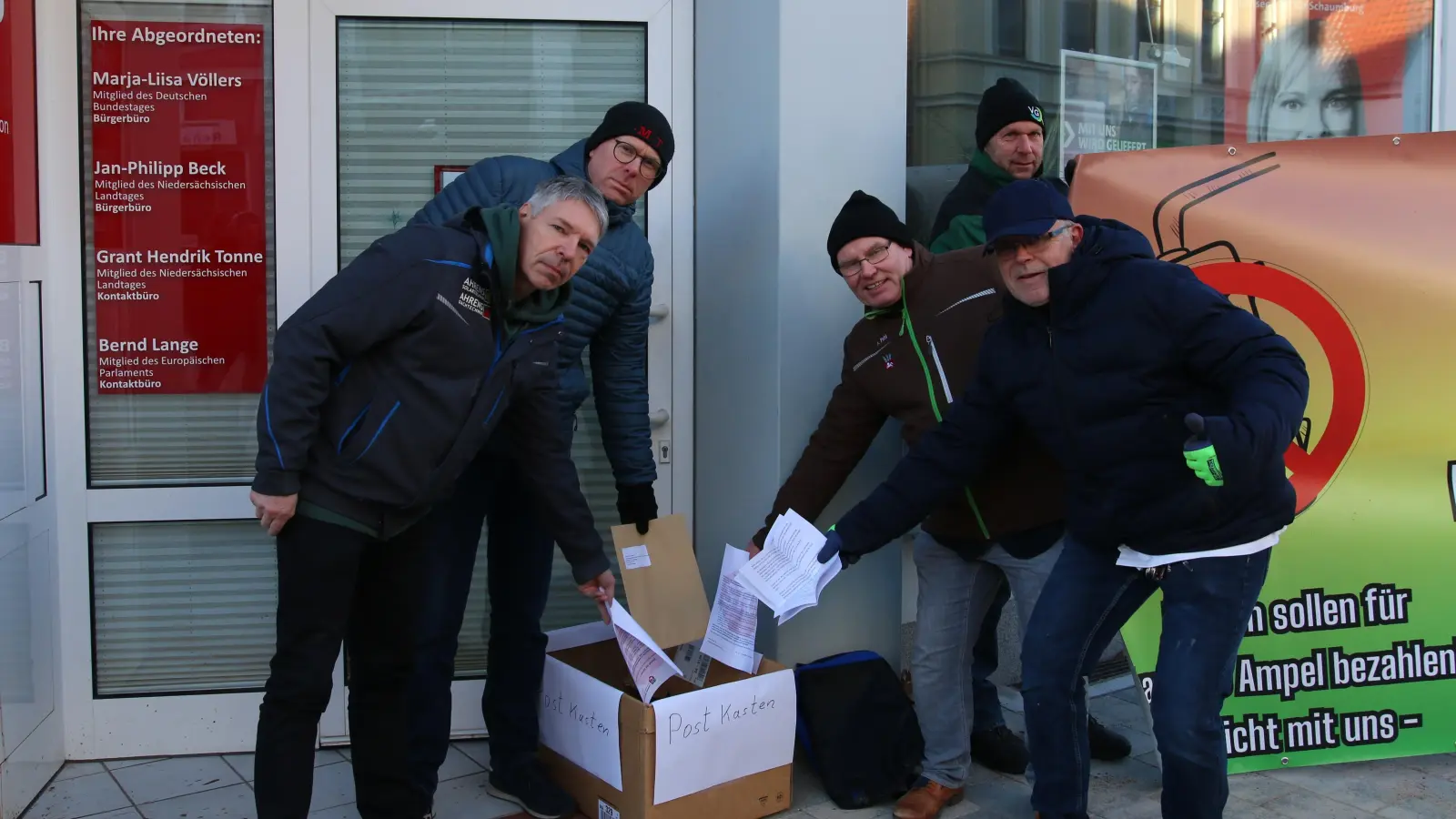 Kreishandwerksmeister Dieter Ahrens, Spediteur Matthias Molthahn, Achim Pohl vom Landvolk und Klaus Pittack von der Dehoga reichen die Protestnote symbolisch vor dem SPD-Büro in Stadthagen ein, im Hintergrund Kreislandwirt Dieter Wilharm-Lohmann, (Foto: bb)