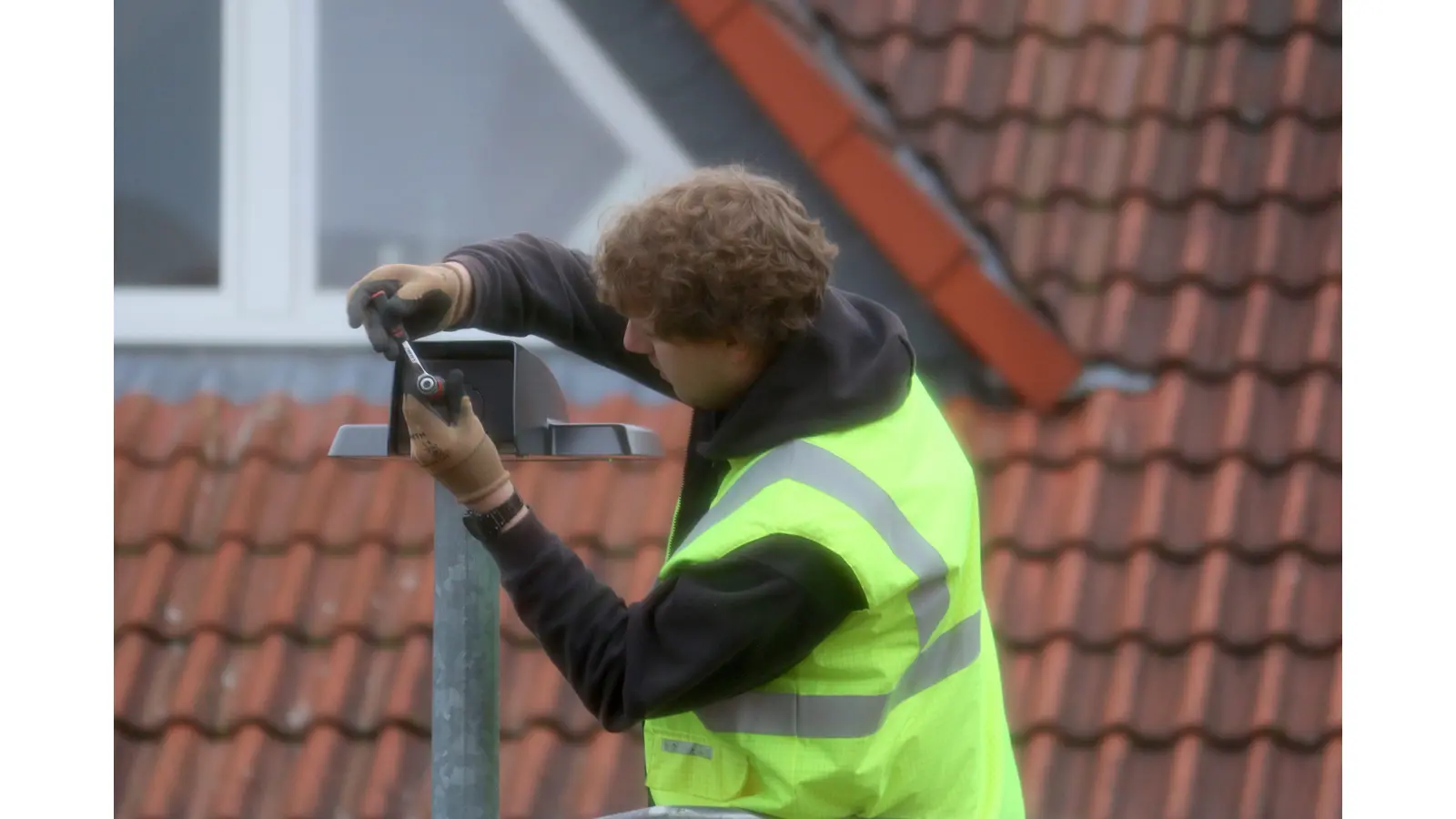 Defekte Leuchten: Mitarbeiter müssen ran. (Foto: tau)