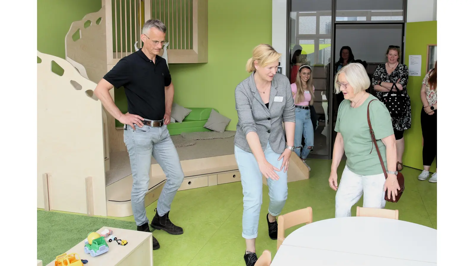 Nina Pawletko, Fachbereichsleiterin der AWO, führt die Gäste durch die Kita am Holzwinkel. (Foto: Borchers, Bastian)