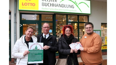 Bianca und Markus Strecker, Maren Müller und Lars Pasucha sind optimistisch, dass alle Wunschzettel einen Helfer finden, der das entsprechende Präsent besorgt. (Foto: Borchers, Bastian)