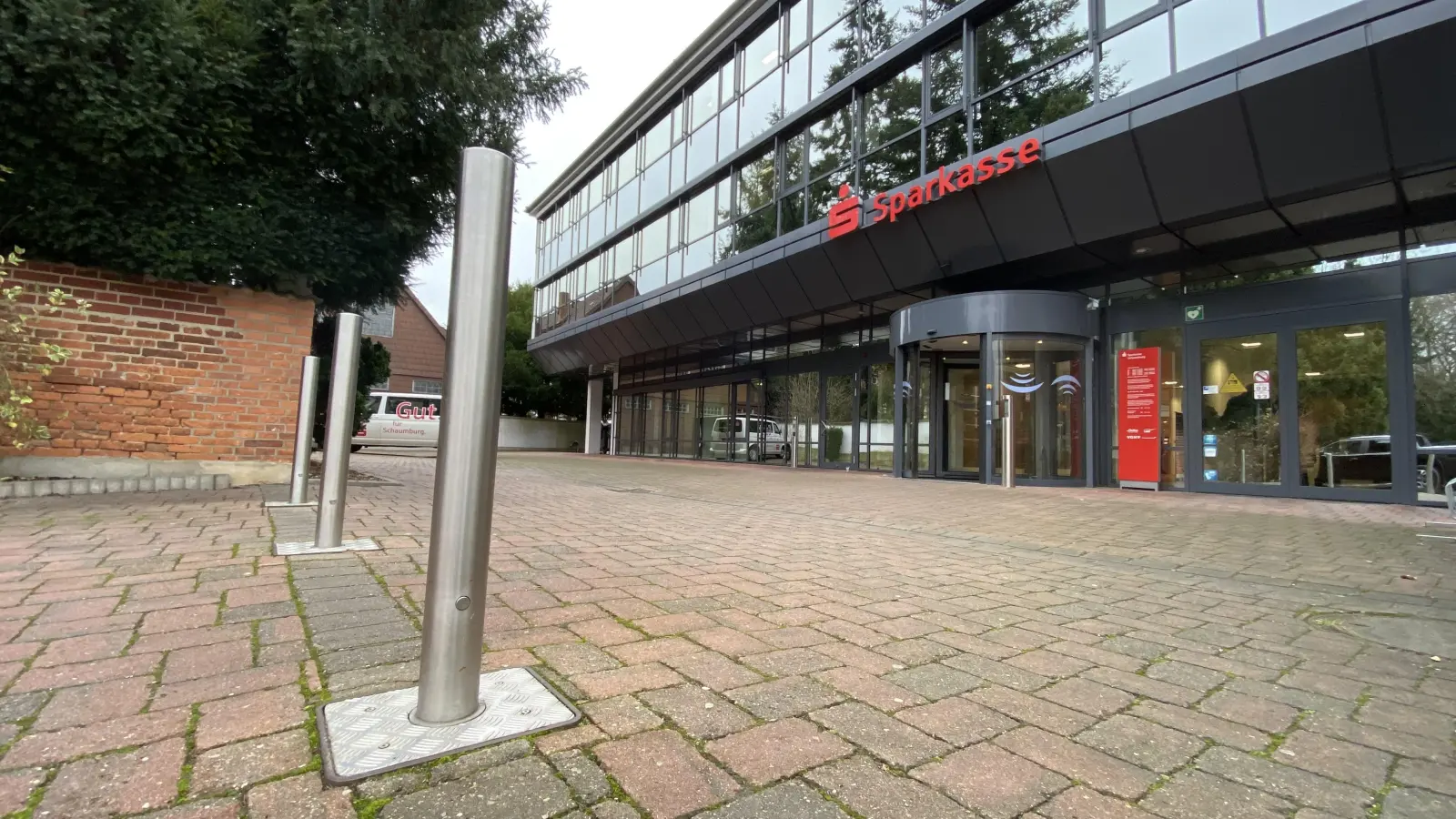 Die Sparkasse in Schaumburg hat schon seit Jahren versenkbare Poller als Barriere für ihre eigenen Parkplätze am Prinzenhof installiert. Auch die Stadt Rinteln denkt jetzt über solche Poller als Barriere für mögliche Anschläge bei Innenstadtveranstaltungen nach.  (Foto: ste)