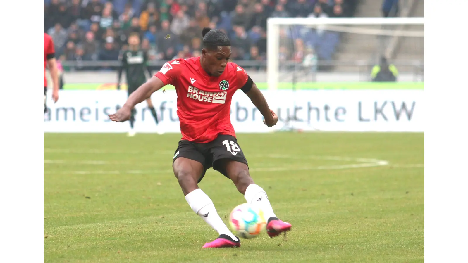 Das 96-Team um Derrick Köhn wird heute gegen den HSV in die Defensive gedrängt werden.