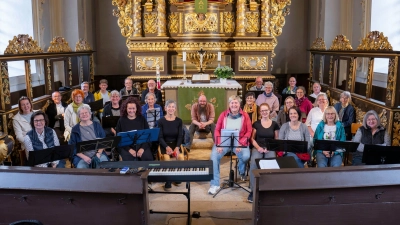 Erschöpft, aber glücklich: Chor, Chorleiter und Tonmeister nach zwei Tagen harter Arbeit für die CD-Aufnahme. (Foto: privat)