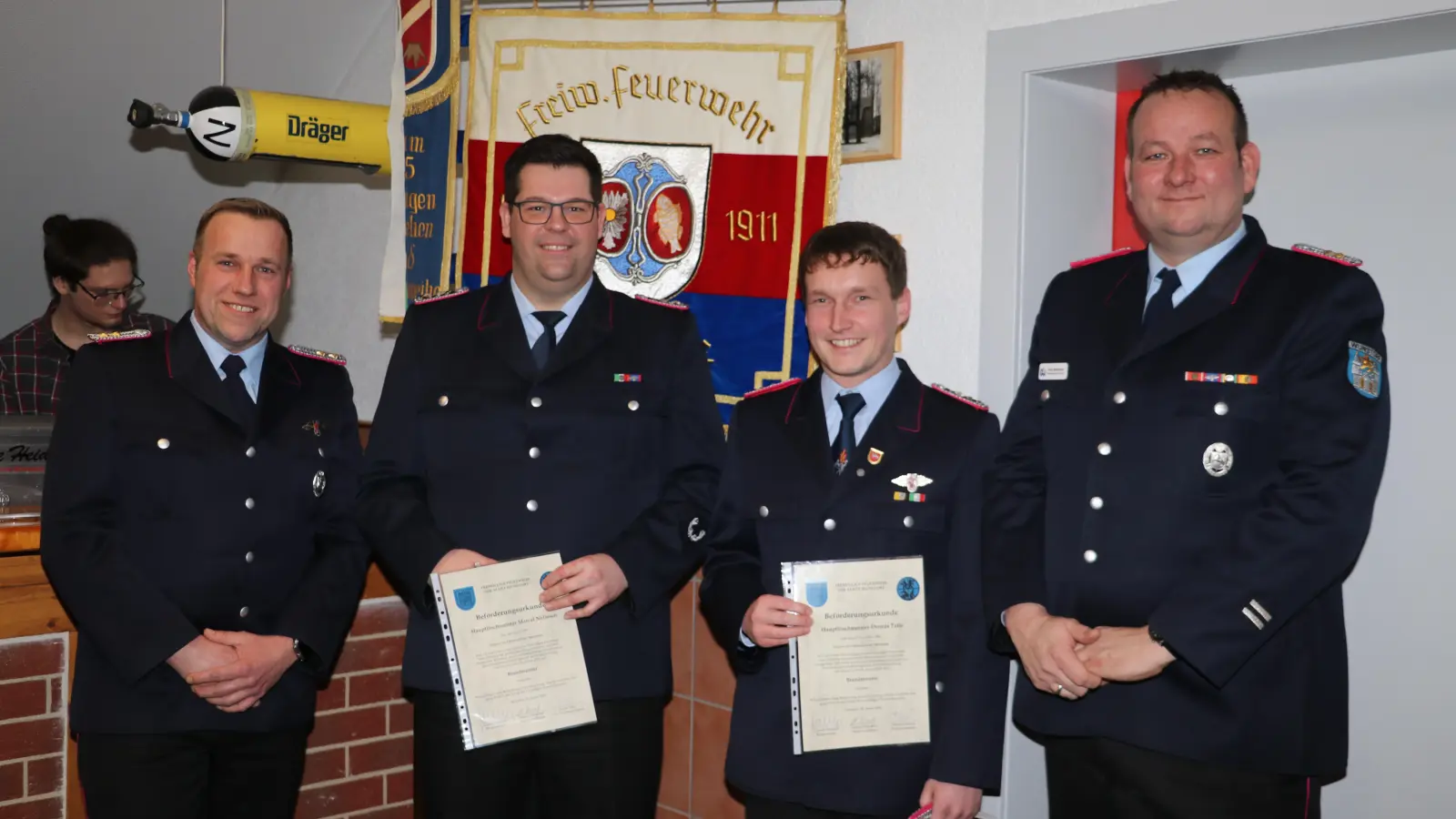 Urkunden übergeben (v.li.): Benjamin Heidorn, Marcel Nellesen und Dennis Tatje sowie Sven Möllmann. (Foto: gi)