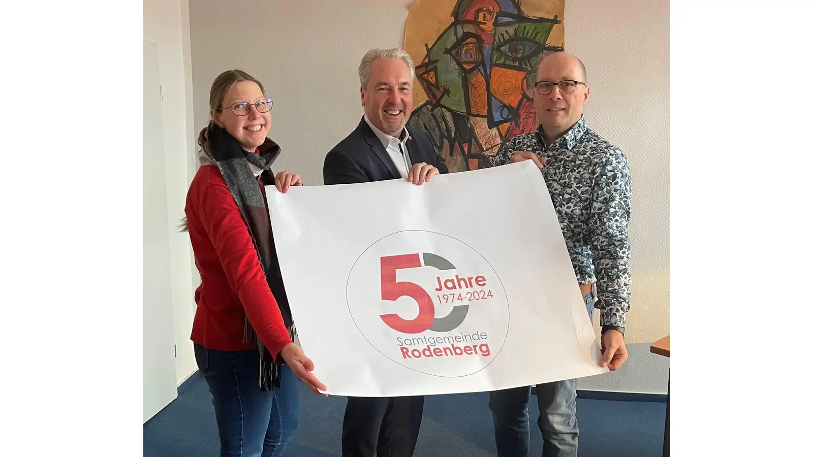 Mit einem eigenen Logo werben Jessica Roehl (Bürgermeisterbüro), Samtgemeindebürgermeister Dr. Thomas Wolf und Mitarbeiter Ingo Heuser für das 50jährige Jubiläum. (Foto: Samtgemeinde Rodenberg)