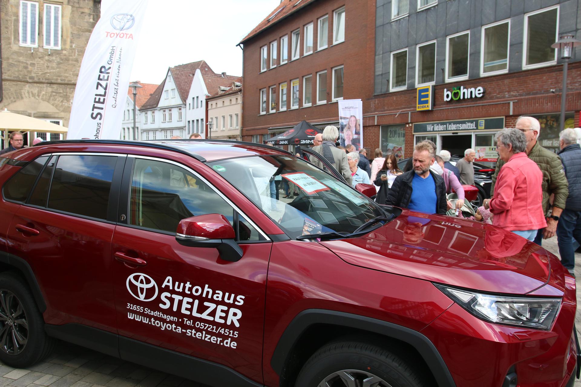 Zahlreiche Besucherinnen und Besucher schauten sich bei der Autoschau um. (Foto: bb)