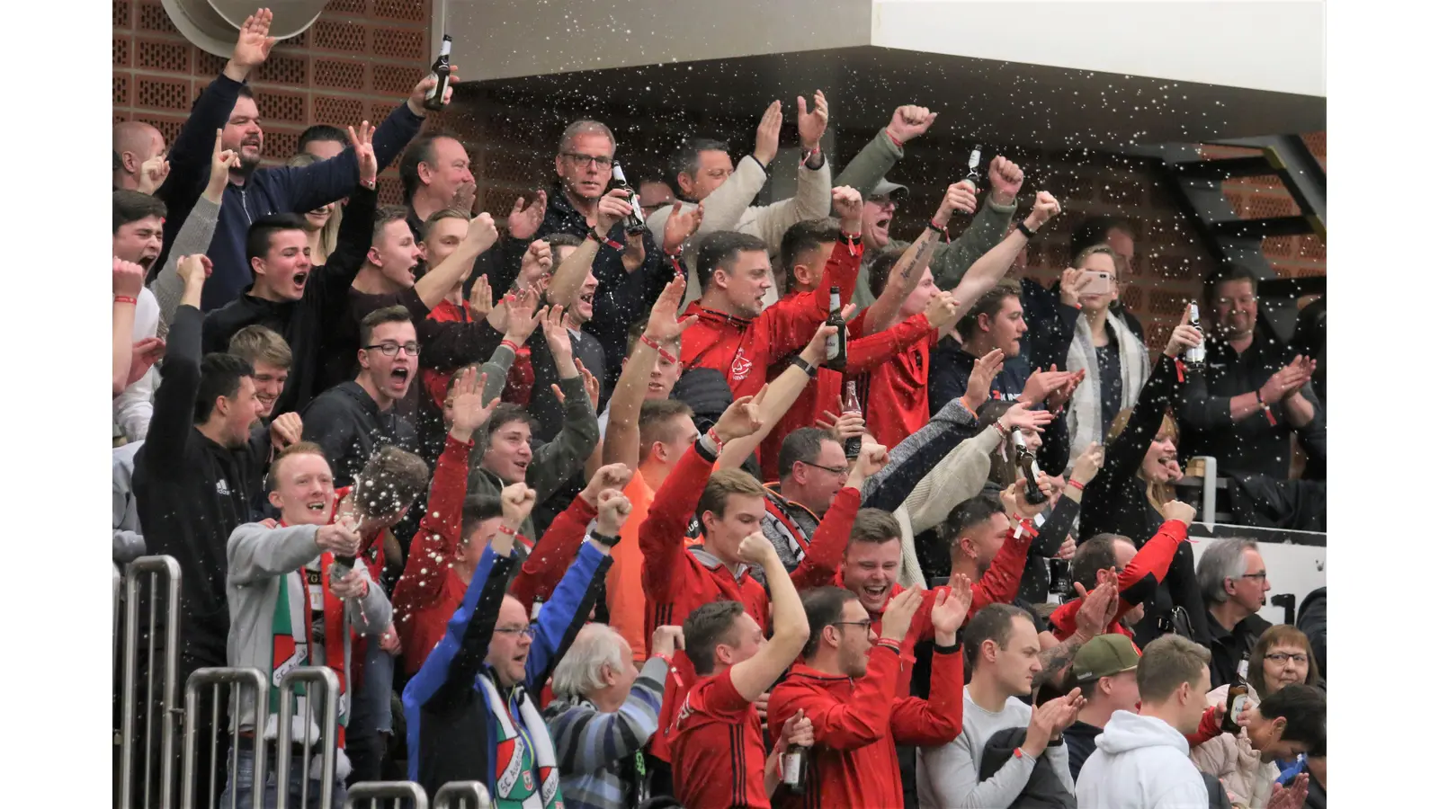 Auch in diesem Jahr dürfte es bei der Endrunde des Sparkassen-Hallen-Masters auf der Tribüne hoch hergehen. (Foto: Borchers, Bastian)