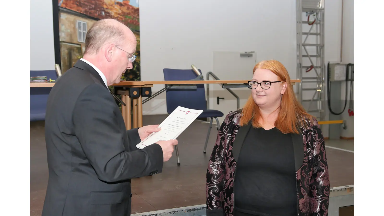 Landrat Jörg Farr überreicht Andrea Stüdemann die Ernennungsurkunde zur Kreisrätin. (Foto: Borchers, Bastian)