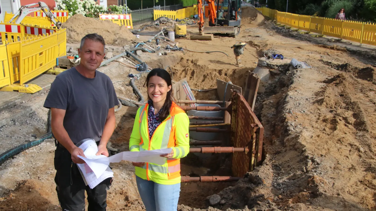 Tiefbauingenieurin Begüm Gezgic und Polier Wojtek Lutowski besprechen die weiteren Arbeitsabläufe.  (Foto: gi)