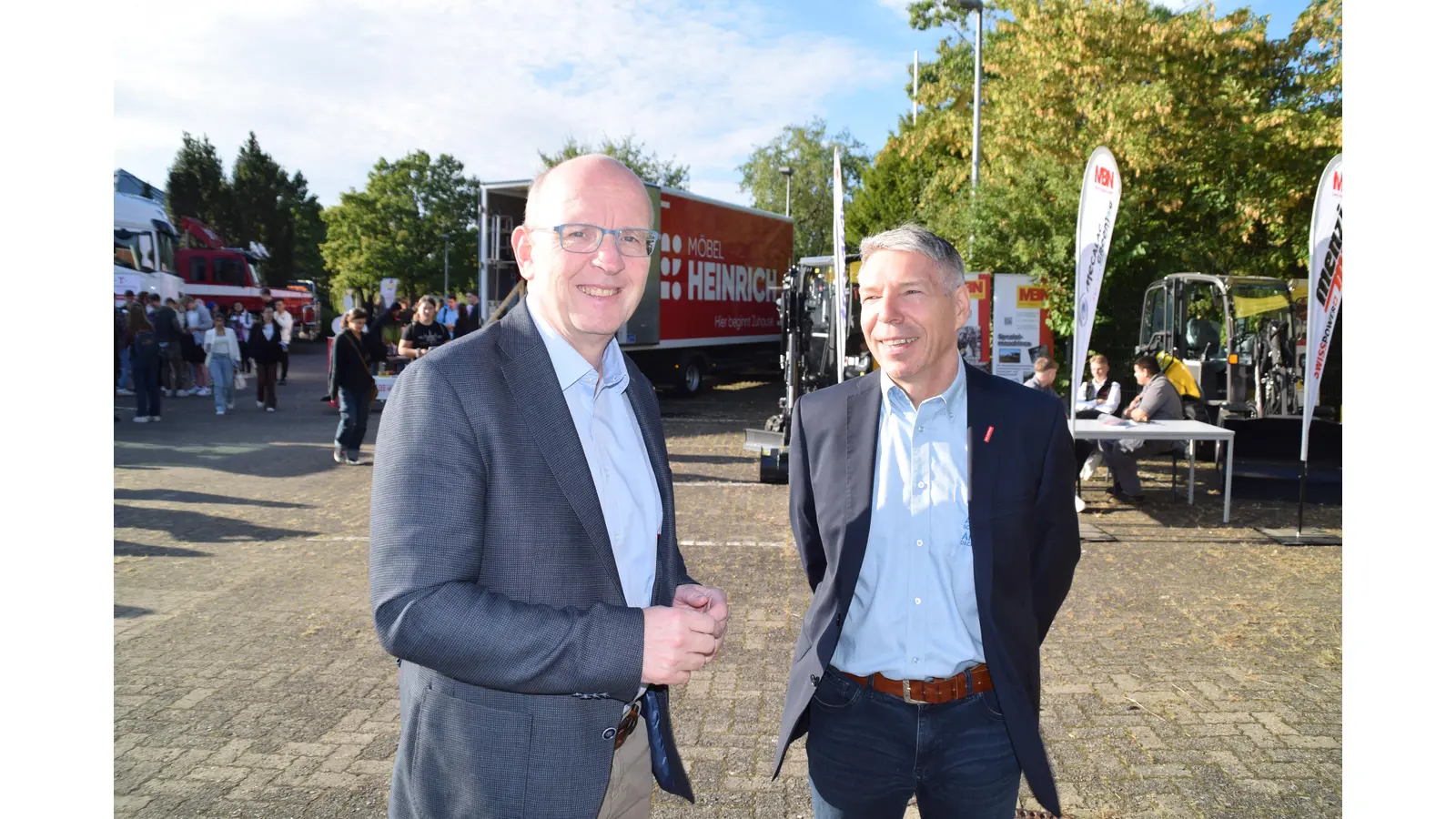 Landrat Jörg Farr (li.) mit Kreishandwerksmeister Dieter Ahrens auf dem Freigelände. (Foto: ab)