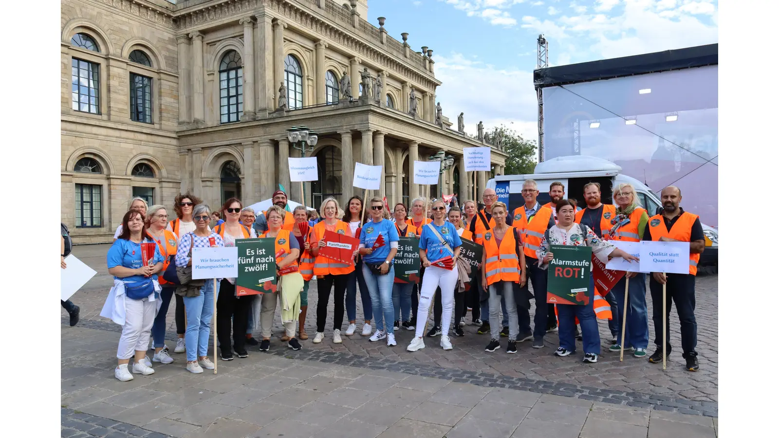 Die Krankenhausbetriebsleitung und weitere Mitarbeiter des Klinikums Schaumburg setzen beim Protesttag in Hannover ein Zeichen. (Foto: Borchers, Bastian)