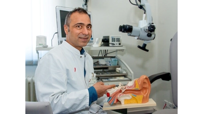 Dr. Parwis Mir-Salim demonstriert am Modell, wie der Schall im Ohr übertragen wird.  (Foto: umsorgt wohnen)