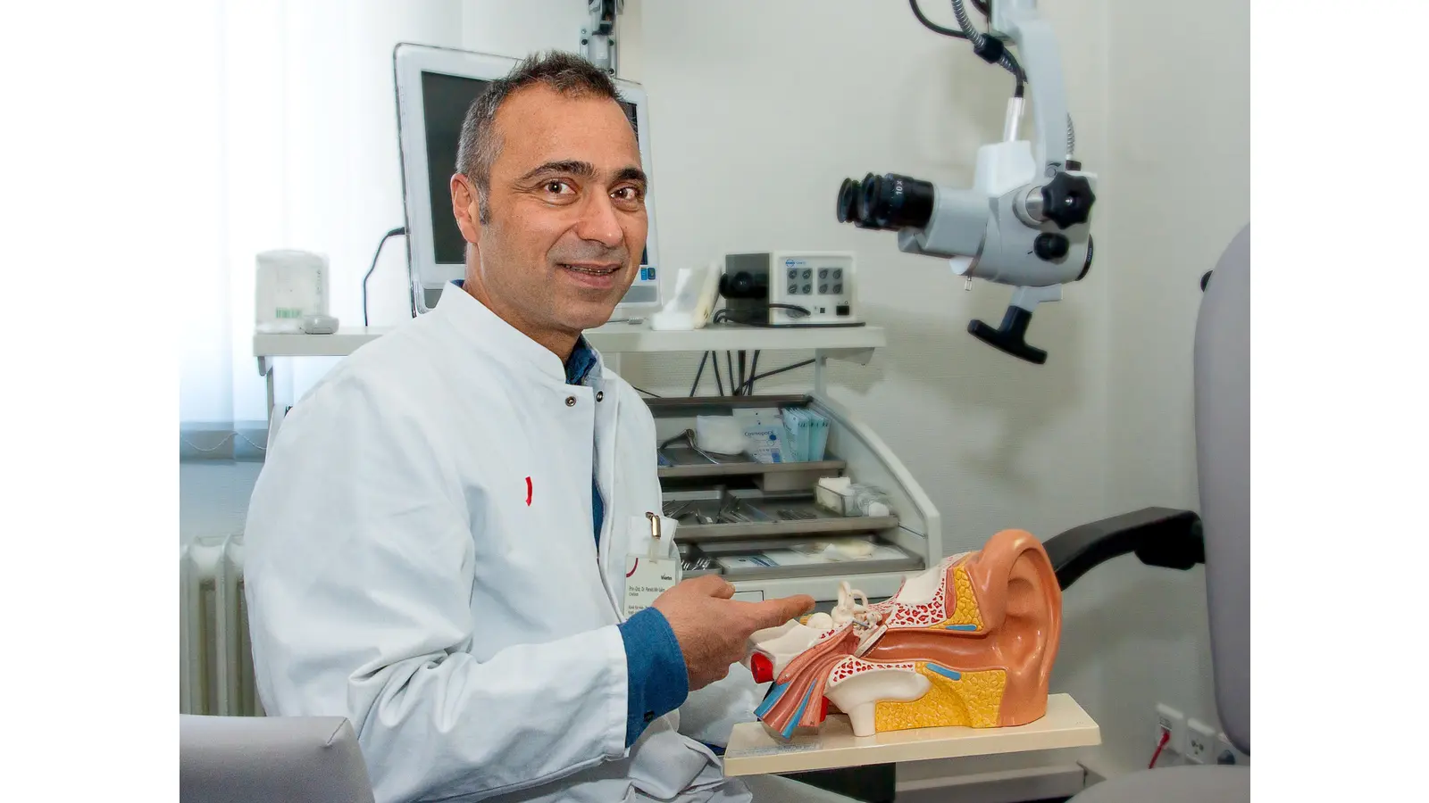 Dr. Parwis Mir-Salim demonstriert am Modell, wie der Schall im Ohr übertragen wird.  (Foto: umsorgt wohnen)