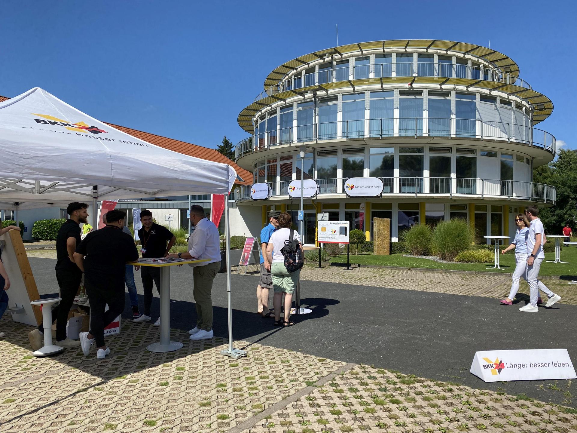 Der Parkplatz vor der Hauptverwaltung der BKK24 verwandelte sich am Sonnabend in eine Eventfläche. (Foto: privat)