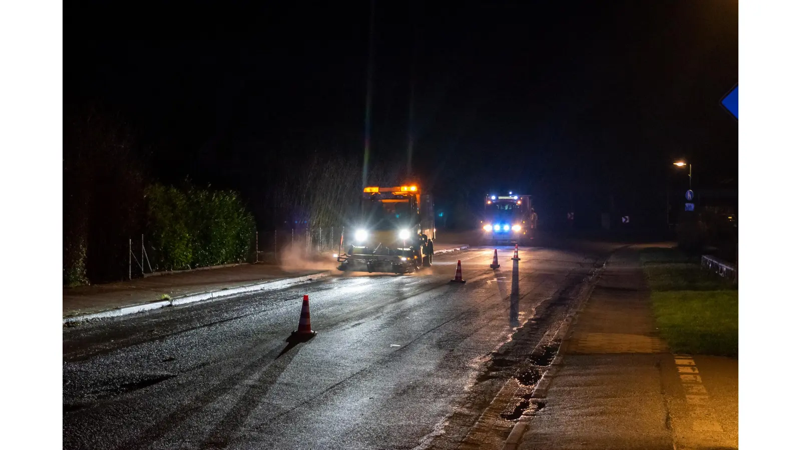 Ein Spezialfahrzeug reinigt die Straße. (Foto: privat)