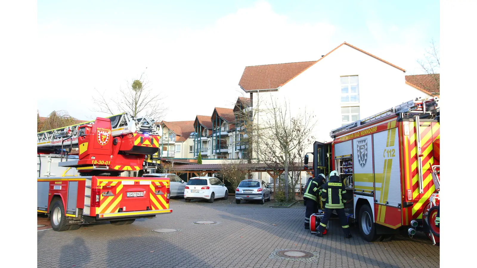 Die Feuerwehrleute können nach kurzer Einsatzzeit wieder abrücken, nachdem die Verrauchung bereinigt ist.  (Foto: bb)