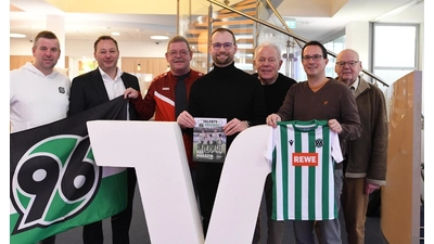 Die Fußballschule von Hannover 96 startet in den Osterferien wieder beim VfR Evesen: Michael Wolf, Markus Strahler, Jürgen Bolte, Arne Kübek, Wilfried Krömker, Thomas Rothmann und Peter Möse trafen sich zum Pressetermin. (Foto: nd)