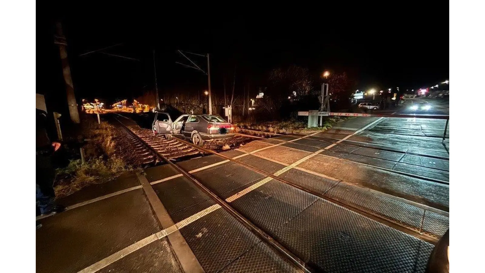 Das Auto blieb im Gleisbereich stehen. (Foto: privat)