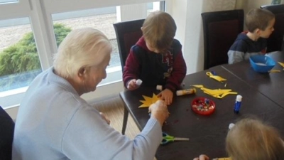 Basteln miteinander: Kinder und Senioren. (Foto: privat)