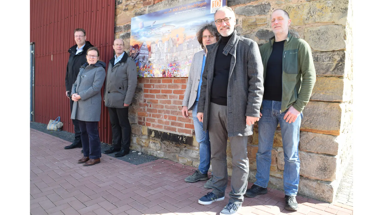 Das Kunstwerk, umrahmt von Förderern und Vorstand der Zehntscheune. (Foto: ab)