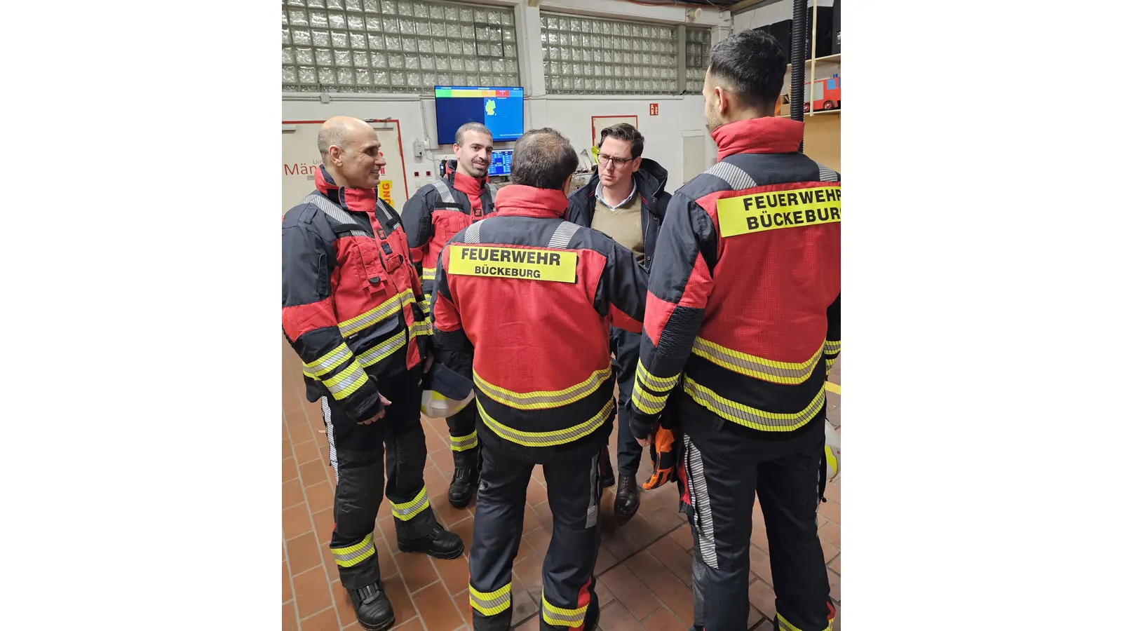 Die vier Neuzugänge im Gespräch mit dem Bückeburger Bürgermeister. (Foto: privat)