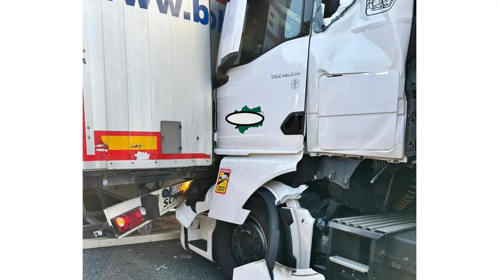 Glücklicherweise wurde der schwer verletzte Lkw-Fahrer nicht in seinem Führerhaus eingeklemmt.  (Foto: Feuerwehr)