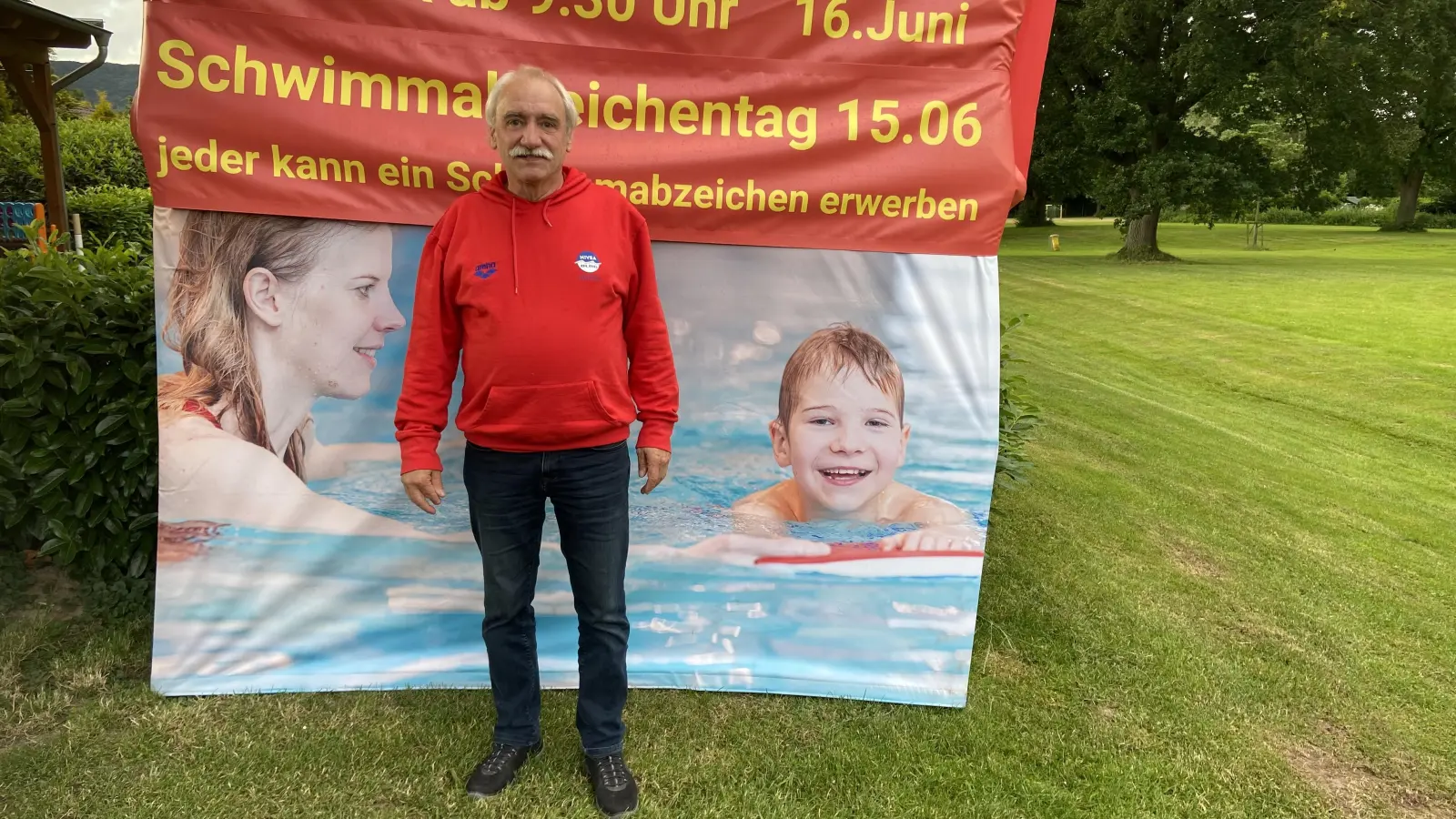 Lutz Hoppe ist ein Ehrenamtler nach Maß. Sein Element ist das Wasser und dort sorgt er mit seinem Team dafür, dass Kinder sicher schwimmen lernen.  (Foto: ste)