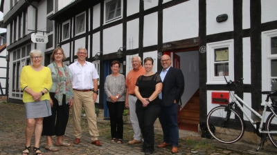 Vor dem Roten Lehmhaus (v.li.): Stiftungsvorstand Heike Leitner, Frauke Patzke, Bürgermeister Carsten Piellusch, Stiftungsvorstand Kirsten Riedel, Stiftungsvorsitzender Rolf Herrmann sowie Jessica Heine und Frank Heidrich vom ArL. (Foto: gi)