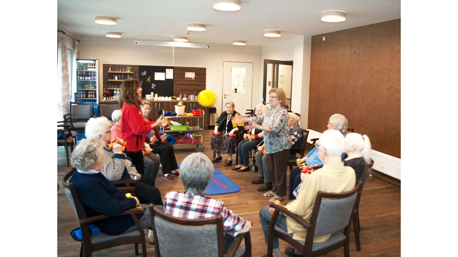 Ursula Kowalski fängt beim Kraft-Balance-Training den Ball von Lisa Stelter. Das trainiert den Gleichgewichtssinn und ist eine ideale Sturzprophylaxe. (Foto: privat)