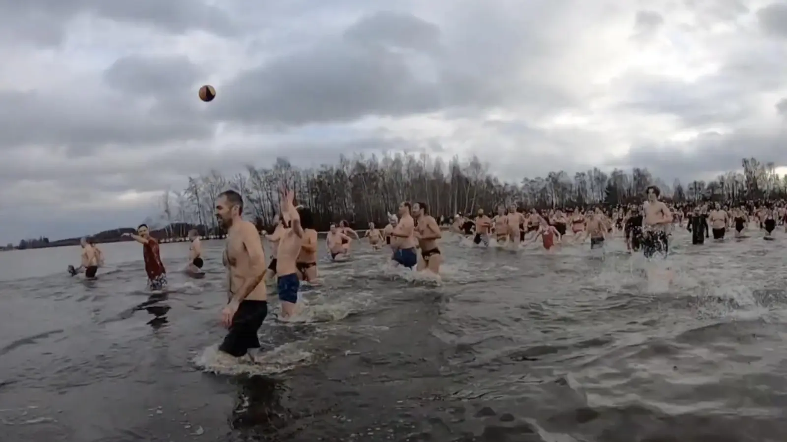 Viele Teilnehmer: Rund 130 Menschen haben vor einem Jahr ein Bad im Meer genommen. (Foto: privat)